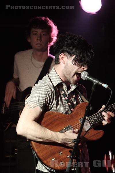 FOALS - 2007-11-09 - PARIS - La Boule Noire - Yannis Philippakis - Walter Gervers